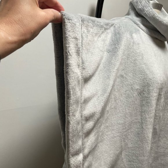 Cuddle Soft Plush Poncho – Silver Grey NWOT - Picture 5 of 7